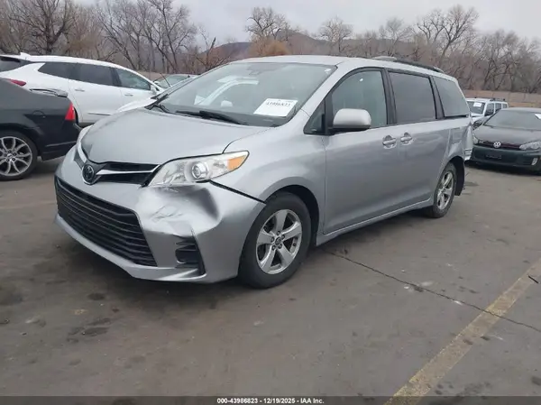 5TDKZ3DC9JS944513 2018 TOYOTA SIENNA - Image 2