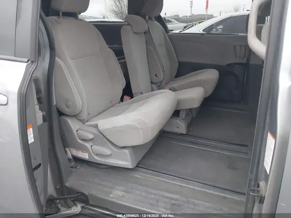 5TDKZ3DC9JS944513 2018 TOYOTA SIENNA - Image 8