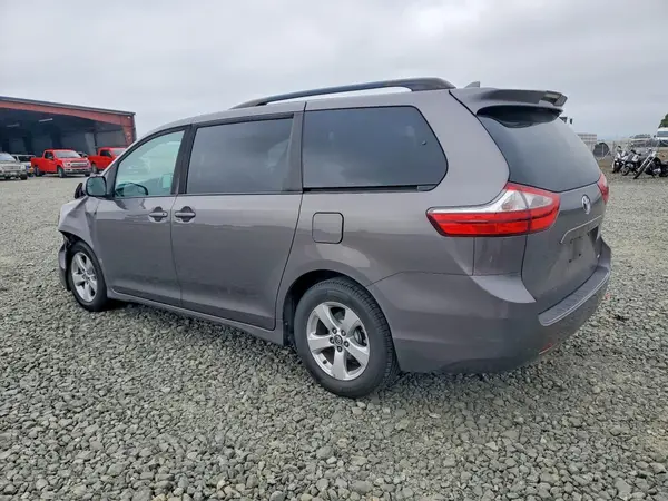 5TDKZ3DC9JS949839 2018 TOYOTA SIENNA - Image 2
