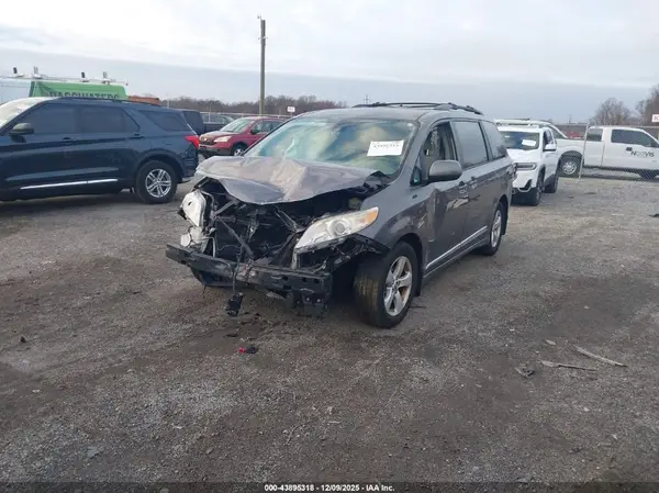 5TDKZ3DC9JS950201 2018 TOYOTA SIENNA - Image 2