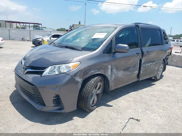 5TDKZ3DC9JS954586 2018 TOYOTA SIENNA - Image 2