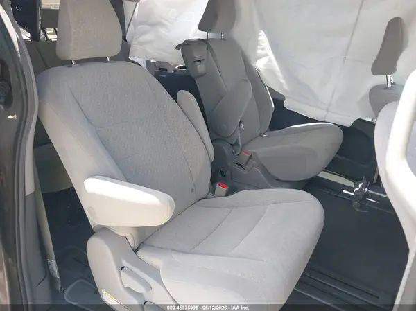 5TDKZ3DC9JS954586 2018 TOYOTA SIENNA - Image 8
