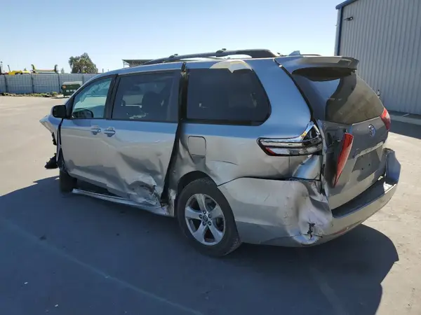 5TDKZ3DC9JS956838 2018 TOYOTA SIENNA - Image 2