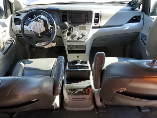 5TDKZ3DC9JS956838 2018 TOYOTA SIENNA - Image 8