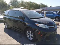 5TDKZ3DC9JS957469 2018 TOYOTA SIENNA