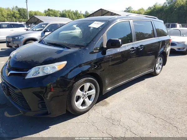 5TDKZ3DC9JS957469 2018 TOYOTA SIENNA - Image 2
