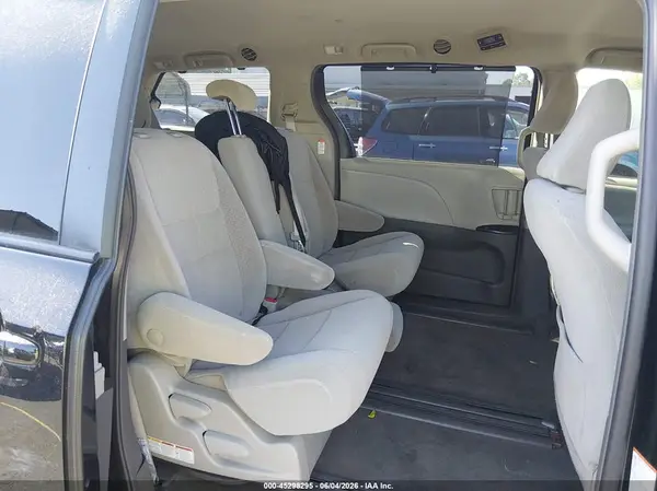 5TDKZ3DC9JS957469 2018 TOYOTA SIENNA - Image 8