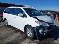 5TDKZ3DC9JS962977 2018 TOYOTA SIENNA