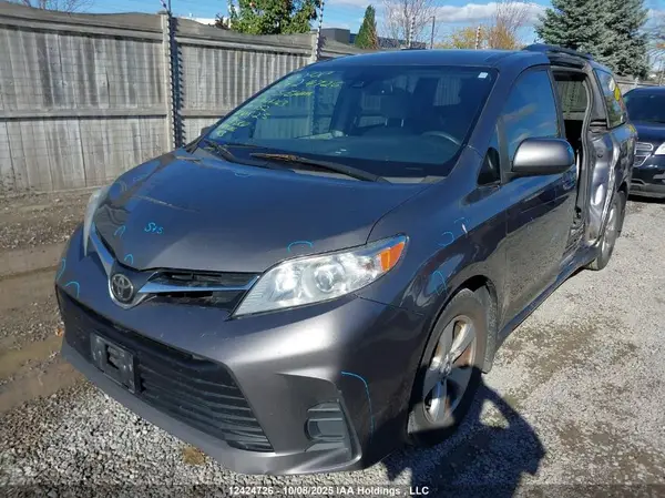 5TDKZ3DC9JS964163 2018 TOYOTA SIENNA - Image 2