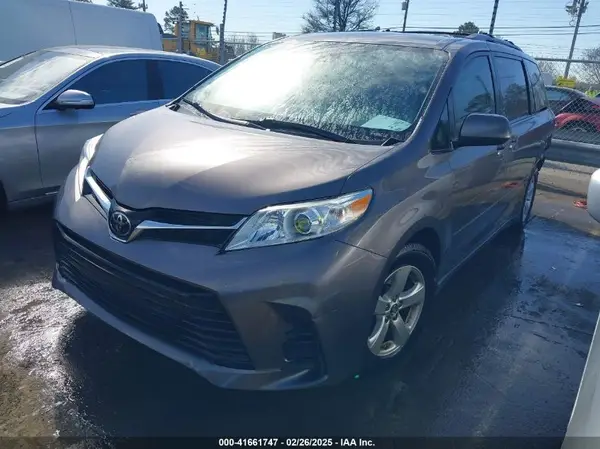 5TDKZ3DC9KS003158 2019 TOYOTA SIENNA - Image 2