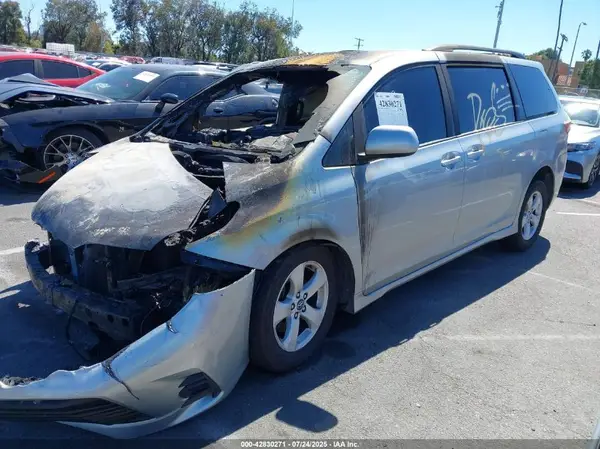 5TDKZ3DC9KS003676 2019 TOYOTA SIENNA - Image 2