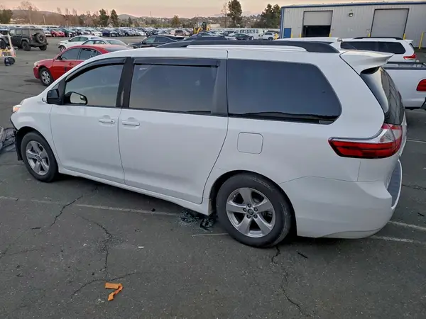 5TDKZ3DC9KS013429 2019 TOYOTA SIENNA - Image 2