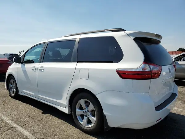 5TDKZ3DC9KS013866 2019 TOYOTA SIENNA - Image 2