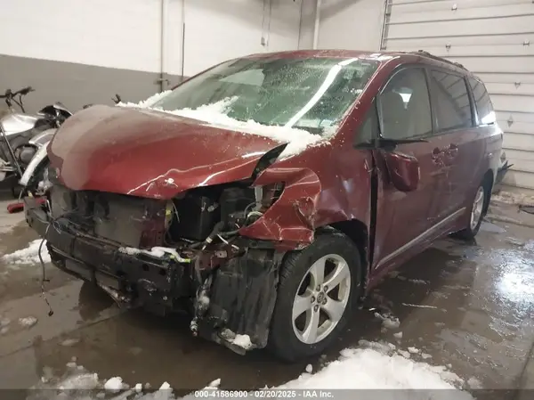 5TDKZ3DC9KS015195 2019 TOYOTA SIENNA - Image 2