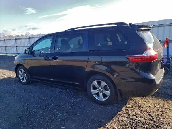 5TDKZ3DC9KS015729 2019 TOYOTA SIENNA - Image 2