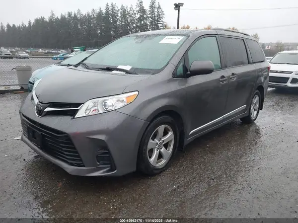 5TDKZ3DC9KS018629 2019 TOYOTA SIENNA - Image 2