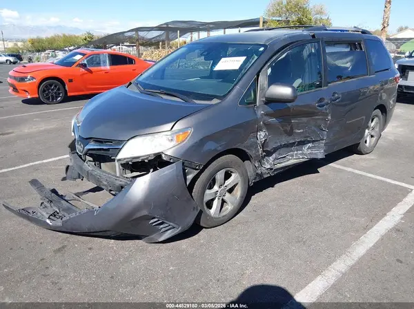 5TDKZ3DC9KS018663 2019 TOYOTA SIENNA - Image 2