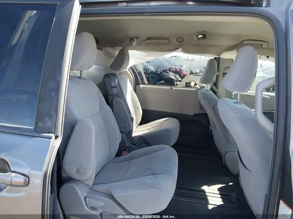 5TDKZ3DC9KS018663 2019 TOYOTA SIENNA - Image 8