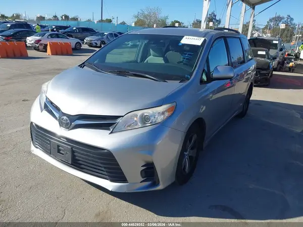 5TDKZ3DC9KS020252 2019 TOYOTA SIENNA - Image 2