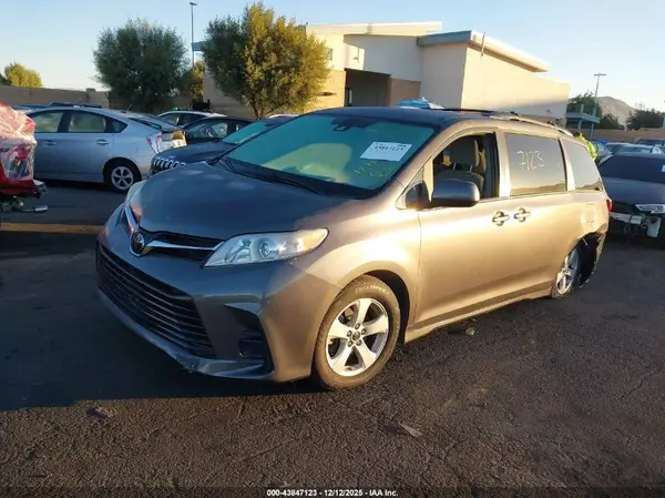 5TDKZ3DC9KS972555 2019 TOYOTA SIENNA - Image 2
