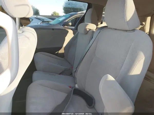5TDKZ3DC9KS972555 2019 TOYOTA SIENNA - Image 8