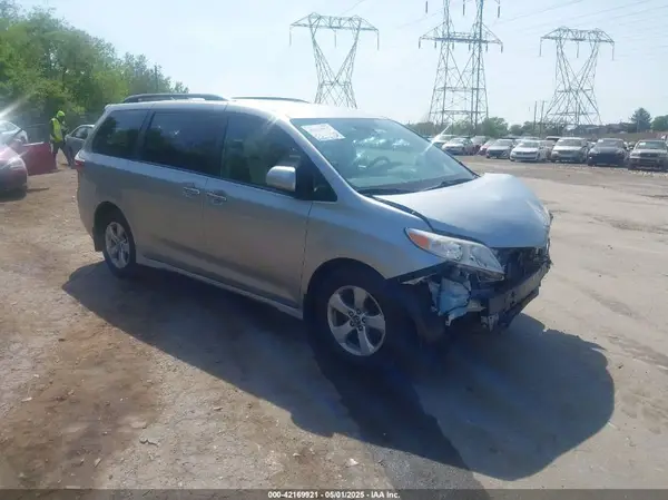 5TDKZ3DC9KS981398 2019 TOYOTA SIENNA - Image 1