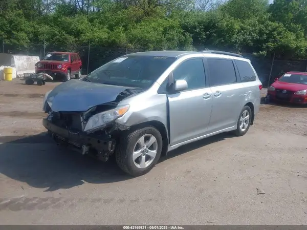 5TDKZ3DC9KS981398 2019 TOYOTA SIENNA - Image 2