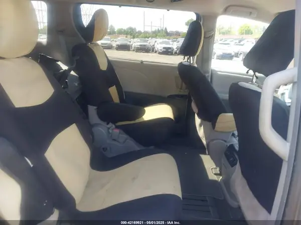 5TDKZ3DC9KS981398 2019 TOYOTA SIENNA - Image 8
