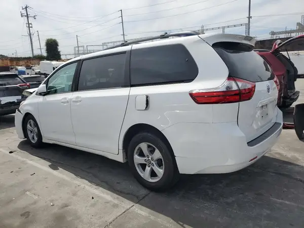 5TDKZ3DC9KS985967 2019 TOYOTA SIENNA - Image 2