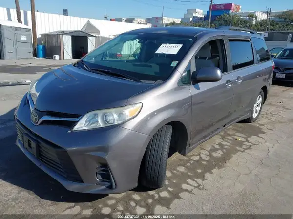 5TDKZ3DC9KS998699 2019 TOYOTA SIENNA - Image 2