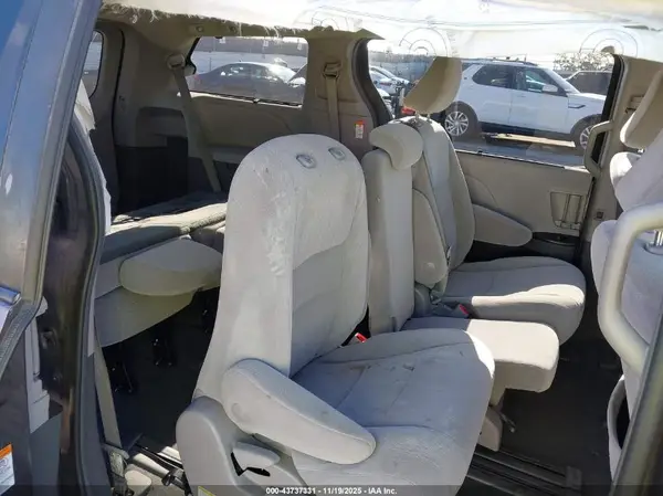 5TDKZ3DC9KS998699 2019 TOYOTA SIENNA - Image 8
