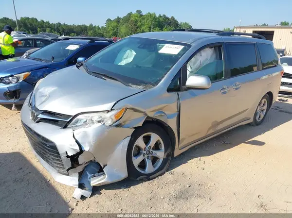 5TDKZ3DC9LS021726 2020 TOYOTA SIENNA - Image 2