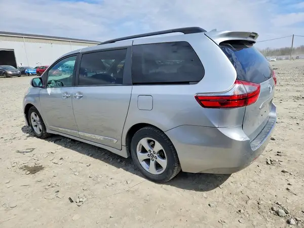 5TDKZ3DC9LS028076 2020 TOYOTA SIENNA - Image 2