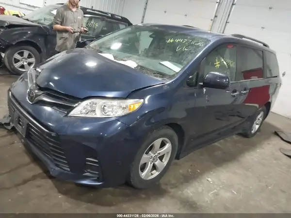 5TDKZ3DC9LS029048 2020 TOYOTA SIENNA - Image 2