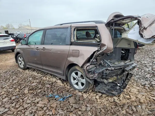 5TDKZ3DC9LS042074 2020 TOYOTA SIENNA - Image 2
