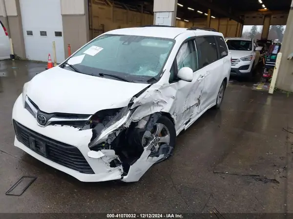 5TDKZ3DC9LS050403 2020 TOYOTA SIENNA - Image 2
