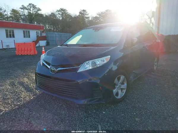 5TDKZ3DC9LS054385 2020 TOYOTA SIENNA - Image 2
