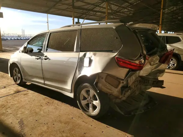 5TDKZ3DC9LS065418 2020 TOYOTA SIENNA - Image 2