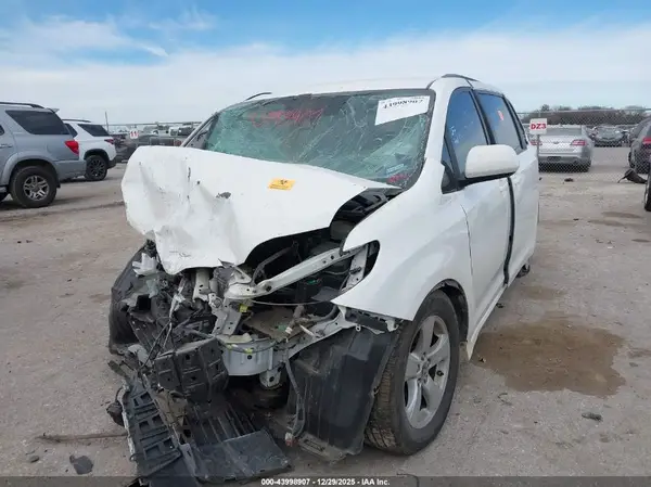 5TDKZ3DC9LS070456 2020 TOYOTA SIENNA - Image 2