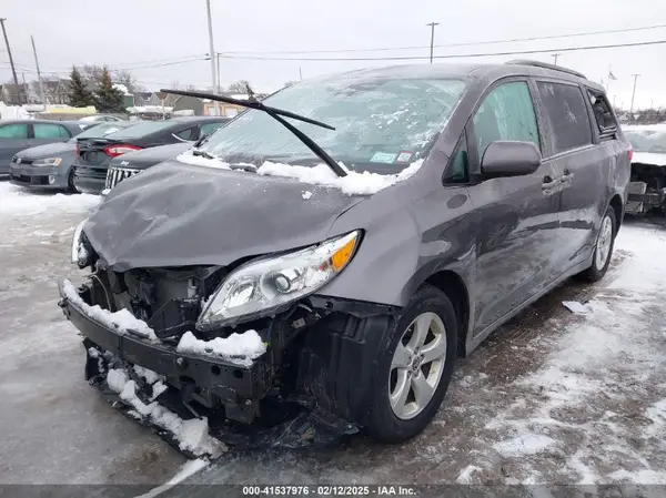 5TDKZ3DC9LS077763 2020 TOYOTA SIENNA - Image 2