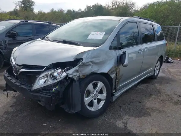 5TDKZ3DC9LS080470 2020 TOYOTA SIENNA - Image 2