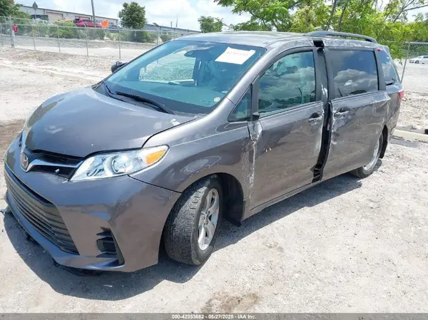 5TDKZ3DC9LS086866 2020 TOYOTA SIENNA - Image 2