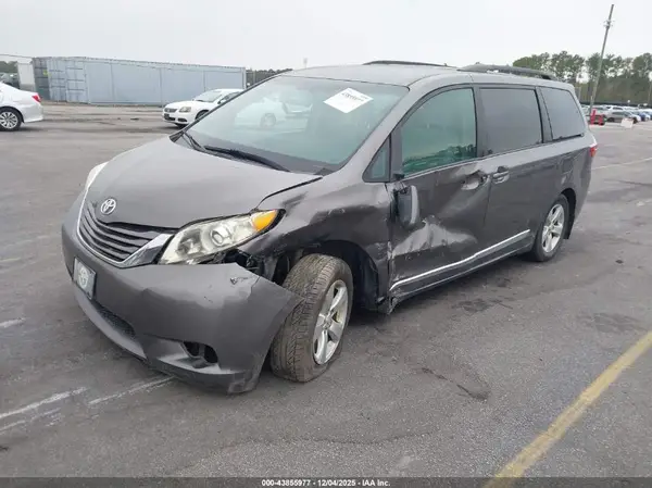 5TDKZ3DCXHS768887 2017 TOYOTA SIENNA - Image 2