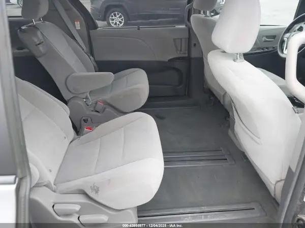 5TDKZ3DCXHS768887 2017 TOYOTA SIENNA - Image 8