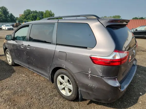 5TDKZ3DCXHS769649 2017 TOYOTA SIENNA - Image 2