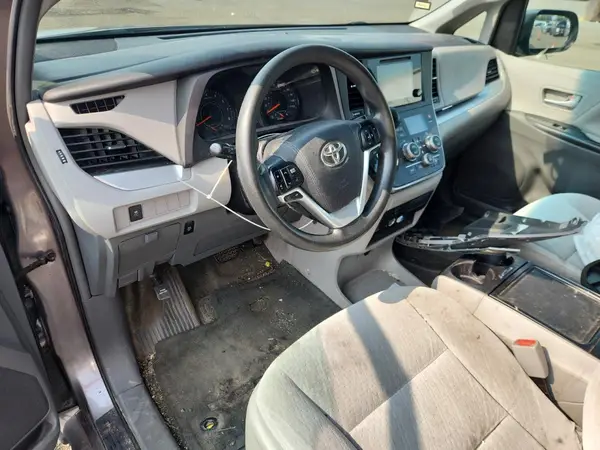 5TDKZ3DCXHS769649 2017 TOYOTA SIENNA - Image 8