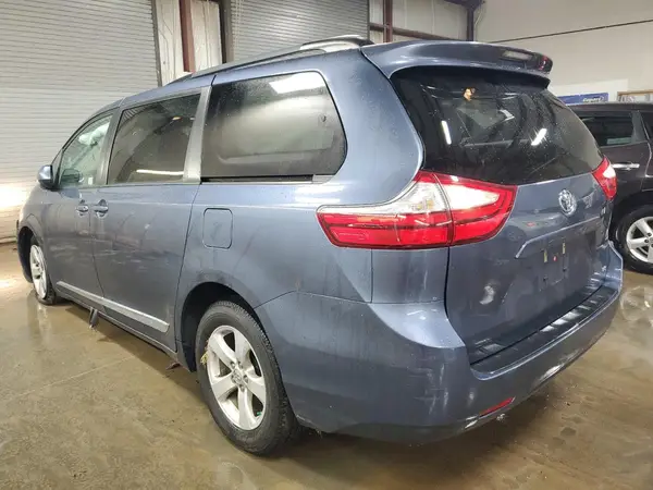 5TDKZ3DCXHS772647 2017 TOYOTA SIENNA - Image 2
