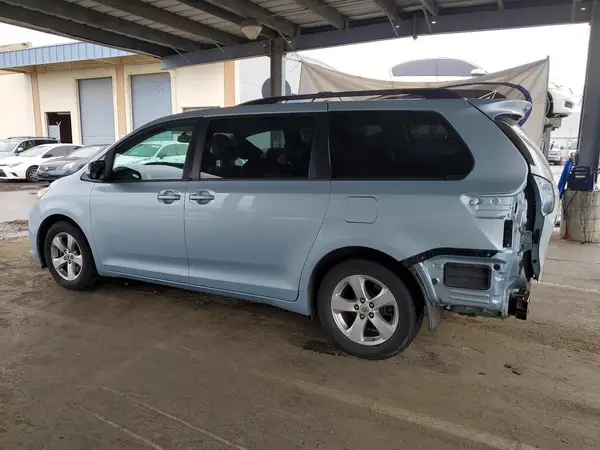5TDKZ3DCXHS776911 2017 TOYOTA SIENNA - Image 2