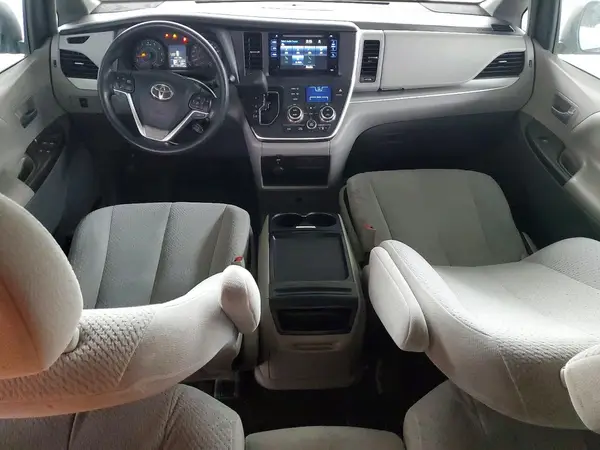 5TDKZ3DCXHS776911 2017 TOYOTA SIENNA - Image 8