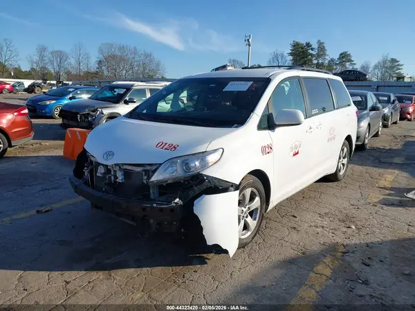 5TDKZ3DCXHS778268 2017 TOYOTA SIENNA - Image 2